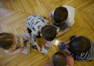 dzieci układające puzzle